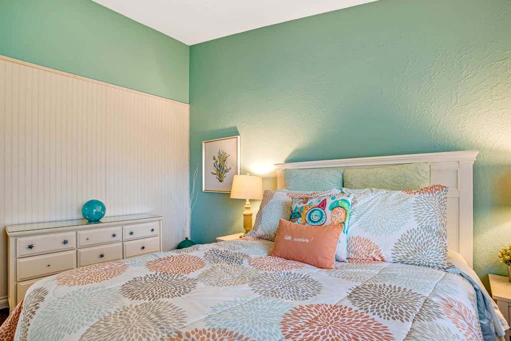 Luxe Home with Private Hot Tub, washer&dryer & Free WiFi - Short Walk to Beach