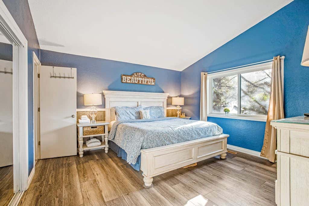 Luxe Home with Private Hot Tub, washer&dryer & Free WiFi - Short Walk to Beach