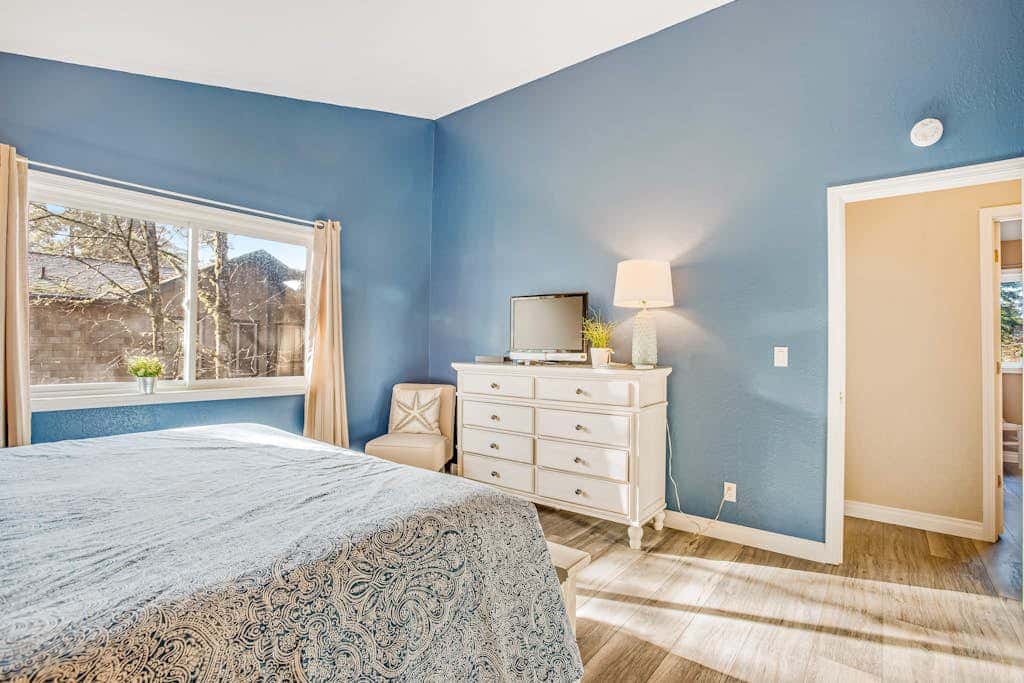 Luxe Home with Private Hot Tub, washer&dryer & Free WiFi - Short Walk to Beach