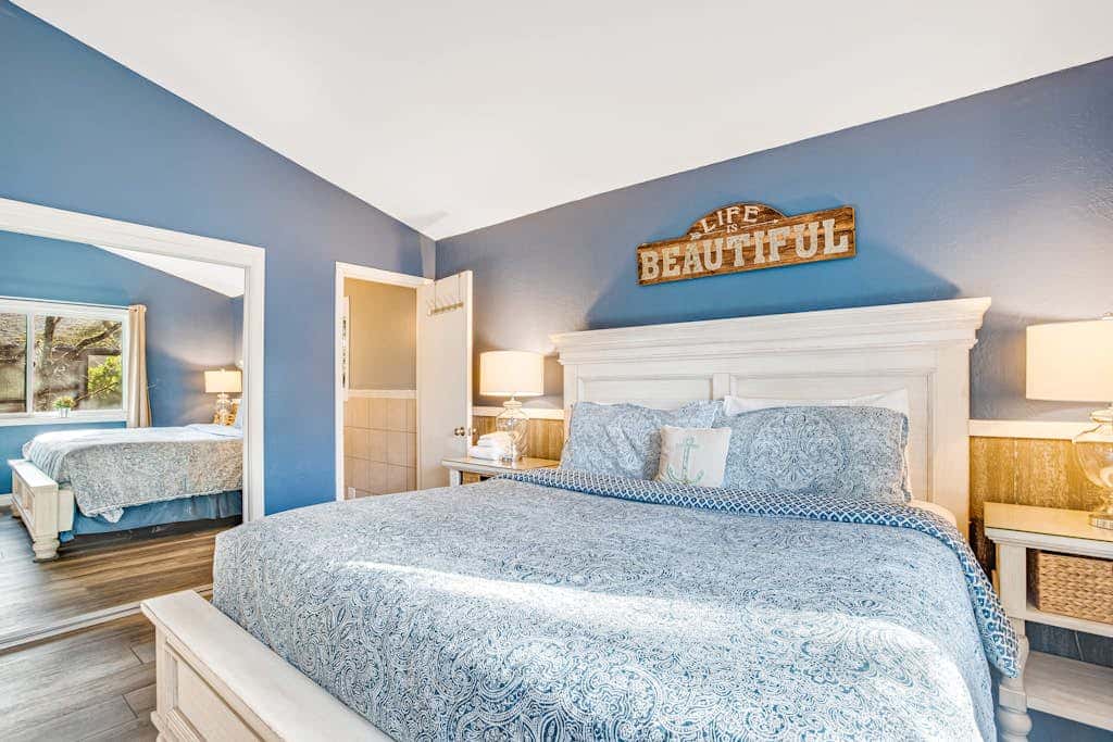 Luxe Home with Private Hot Tub, washer&dryer & Free WiFi - Short Walk to Beach