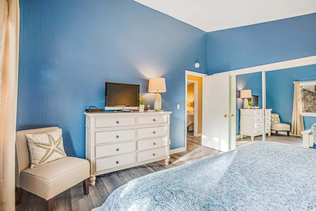Luxe Home with Private Hot Tub, washer&dryer & Free WiFi - Short Walk to Beach