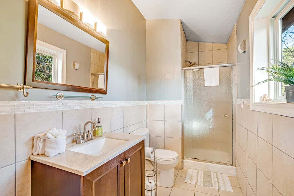 Luxe Home with Private Hot Tub, washer&dryer & Free WiFi - Short Walk to Beach