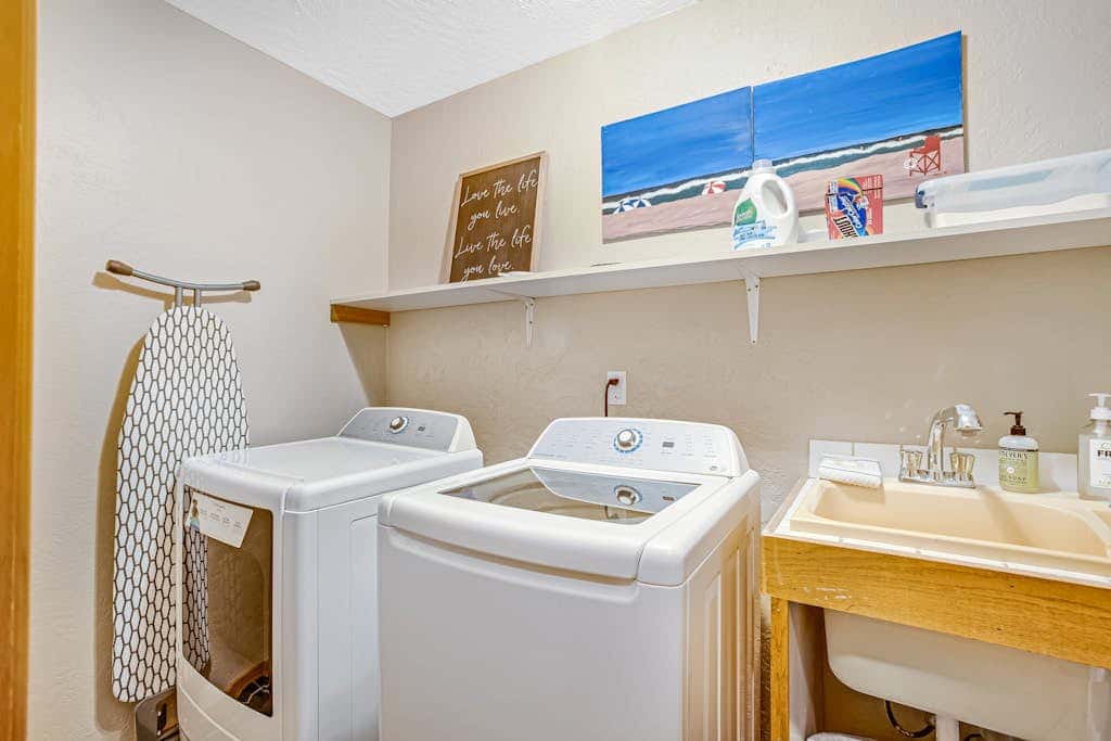 Luxe Home with Private Hot Tub, washer&dryer & Free WiFi - Short Walk to Beach