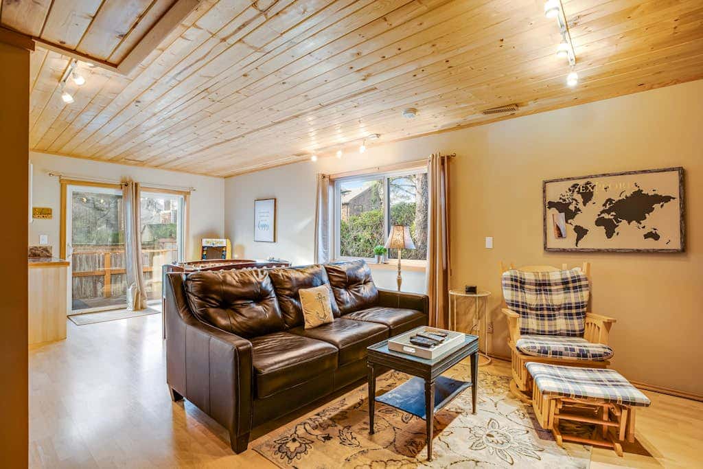 Luxe Home with Private Hot Tub, washer&dryer & Free WiFi - Short Walk to Beach