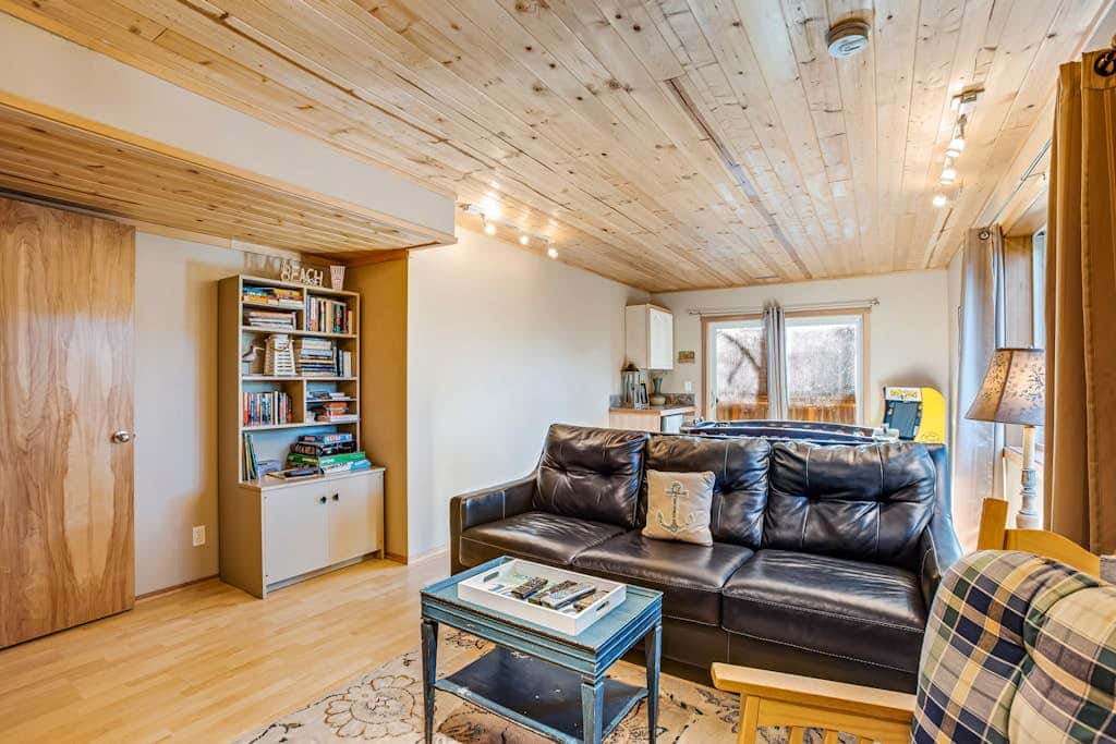 Luxe Home with Private Hot Tub, washer&dryer & Free WiFi - Short Walk to Beach
