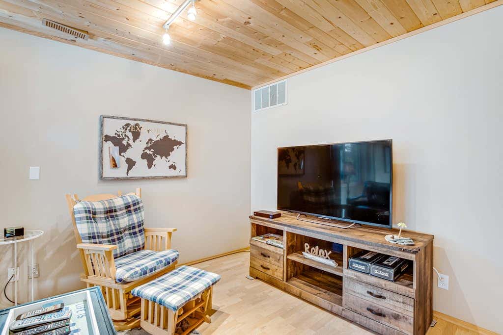 Luxe Home with Private Hot Tub, washer&dryer & Free WiFi - Short Walk to Beach