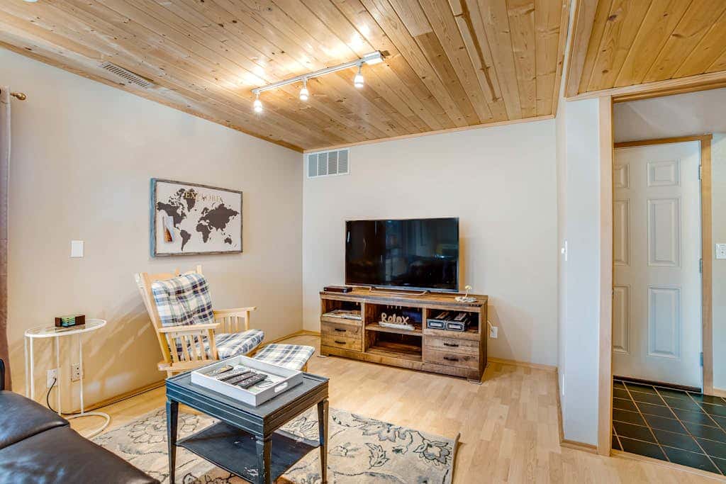 Luxe Home with Private Hot Tub, washer&dryer & Free WiFi - Short Walk to Beach