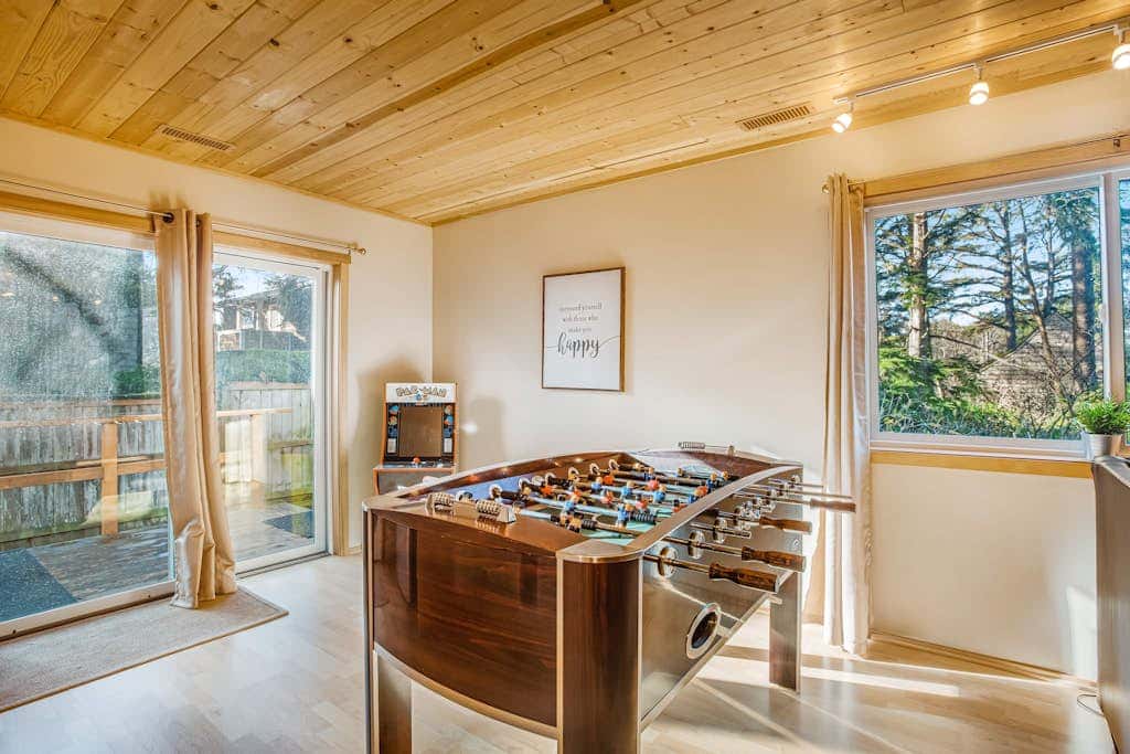Luxe Home with Private Hot Tub, washer&dryer & Free WiFi - Short Walk to Beach