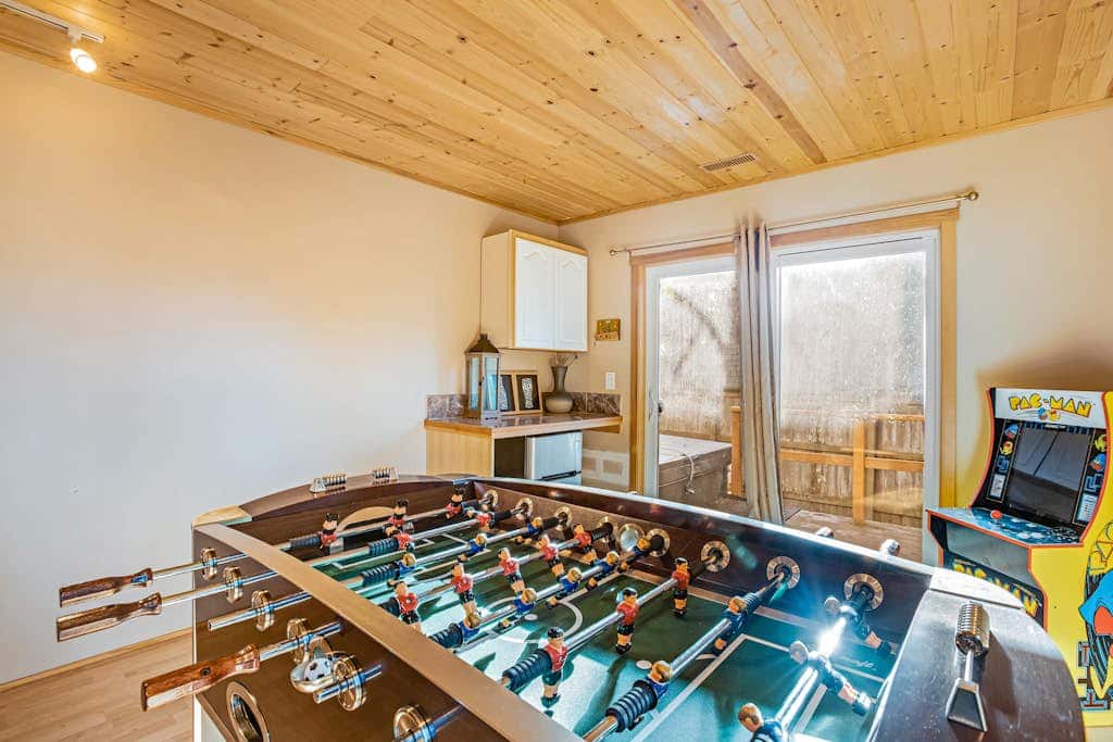 Luxe Home with Private Hot Tub, washer&dryer & Free WiFi - Short Walk to Beach
