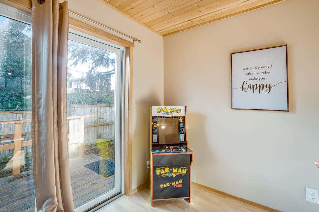 Luxe Home with Private Hot Tub, washer&dryer & Free WiFi - Short Walk to Beach