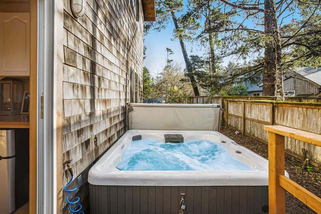 Luxe Home with Private Hot Tub, washer&dryer & Free WiFi - Short Walk to Beach