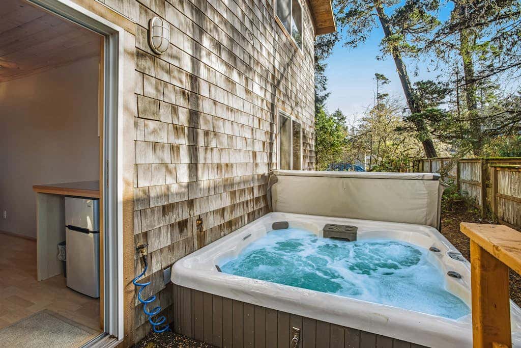 Luxe Home with Private Hot Tub, washer&dryer & Free WiFi - Short Walk to Beach