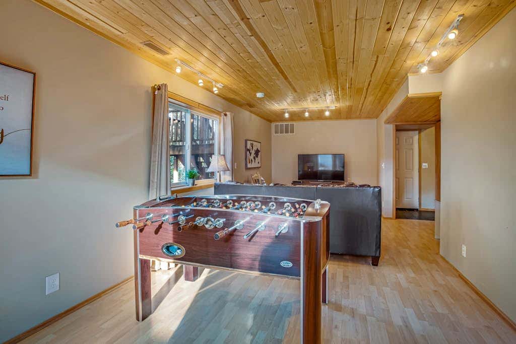 Luxe Home with Private Hot Tub, washer&dryer & Free WiFi - Short Walk to Beach