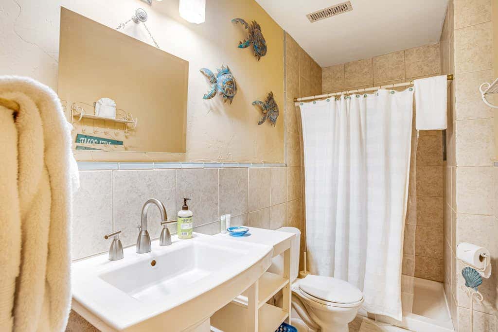 Luxe Home with Private Hot Tub, washer&dryer & Free WiFi - Short Walk to Beach