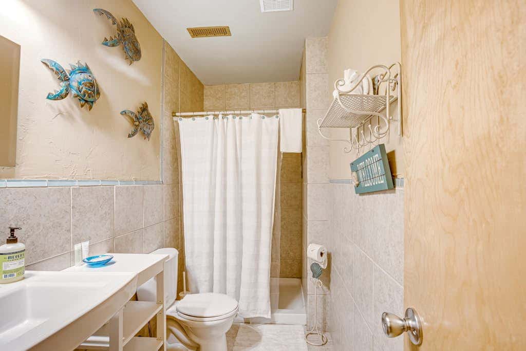 Luxe Home with Private Hot Tub, washer&dryer & Free WiFi - Short Walk to Beach