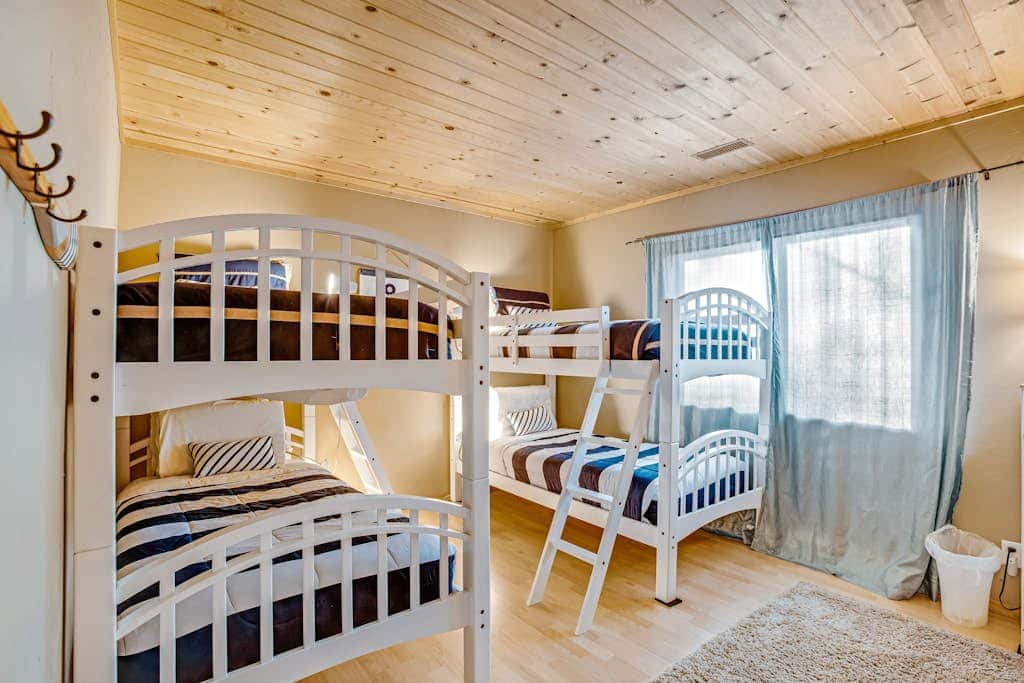 Luxe Home with Private Hot Tub, washer&dryer & Free WiFi - Short Walk to Beach