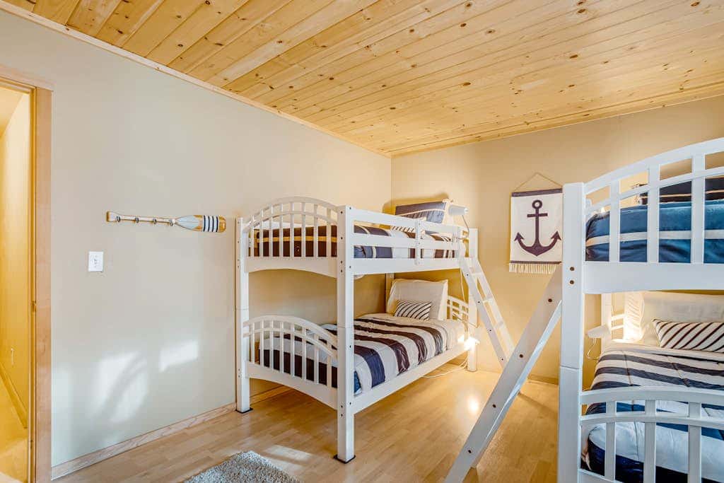 Luxe Home with Private Hot Tub, washer&dryer & Free WiFi - Short Walk to Beach