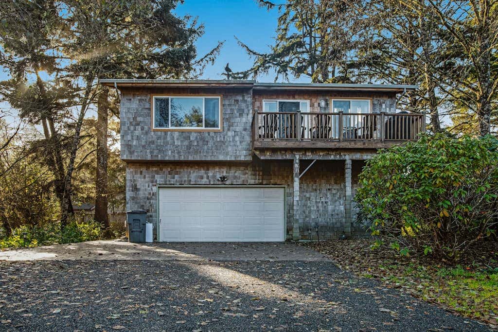 Luxe Home with Private Hot Tub, washer&dryer & Free WiFi - Short Walk to Beach