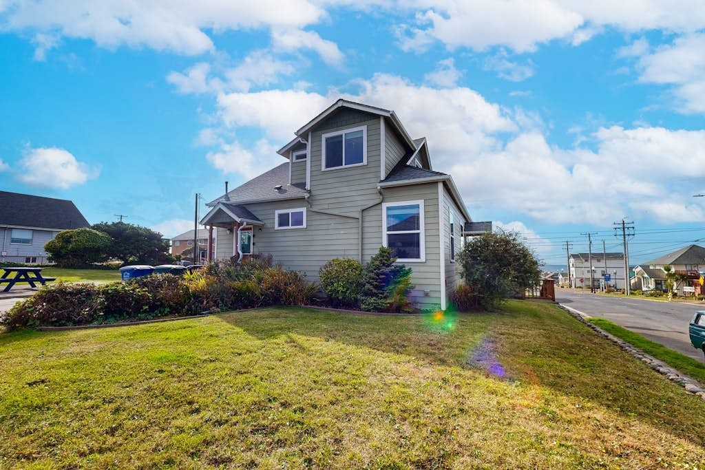 Dog-Friendly Home w/ Gas Fireplace & Patio, in a Great Location Near the Beach