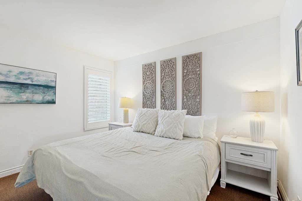Delightful Harbor Perch Near Town with Shared pool & hot tub & Private Balcony