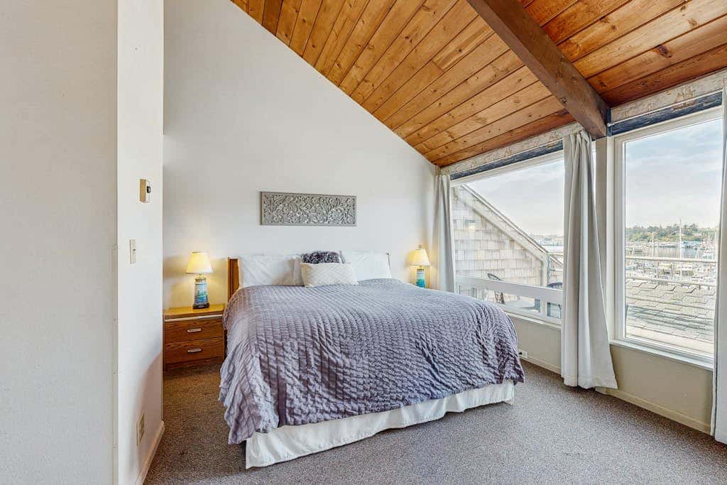 Delightful Harbor Perch Near Town with Shared pool & hot tub & Private Balcony