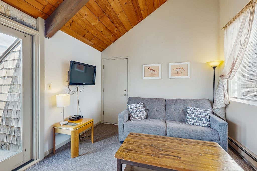 Delightful Harbor Perch Near Town with Shared pool & hot tub & Private Balcony