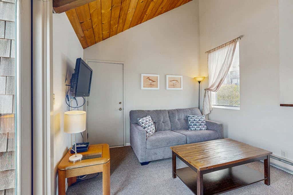 Delightful Harbor Perch Near Town with Shared pool & hot tub & Private Balcony