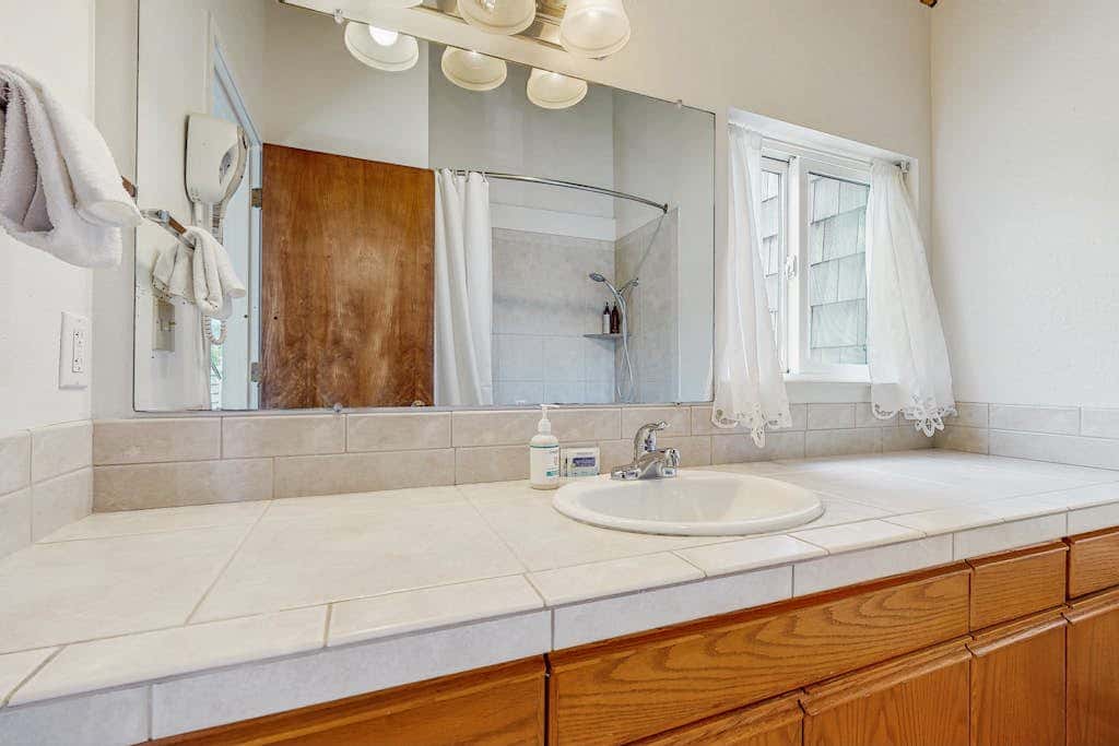 Delightful Harbor Perch Near Town with Shared pool & hot tub & Private Balcony