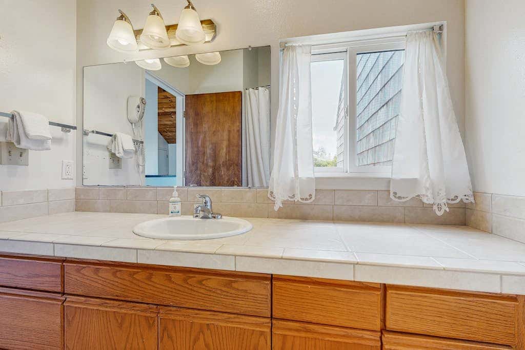 Delightful Harbor Perch Near Town with Shared pool & hot tub & Private Balcony