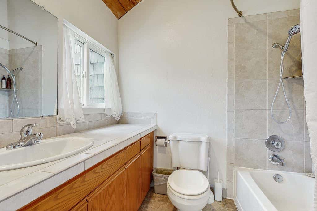 Delightful Harbor Perch Near Town with Shared pool & hot tub & Private Balcony