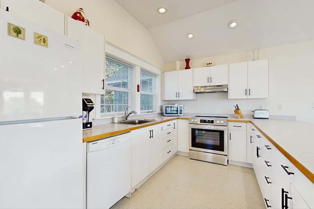 3 stunning water-view homes 1 block from beach with new hot tub-walk to Coast St