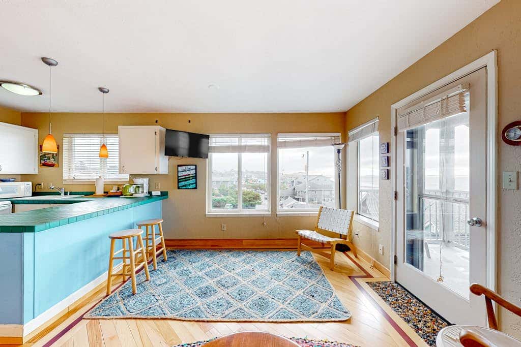Oceanfront Nye Beach condo with gorgeous corner view & beach access