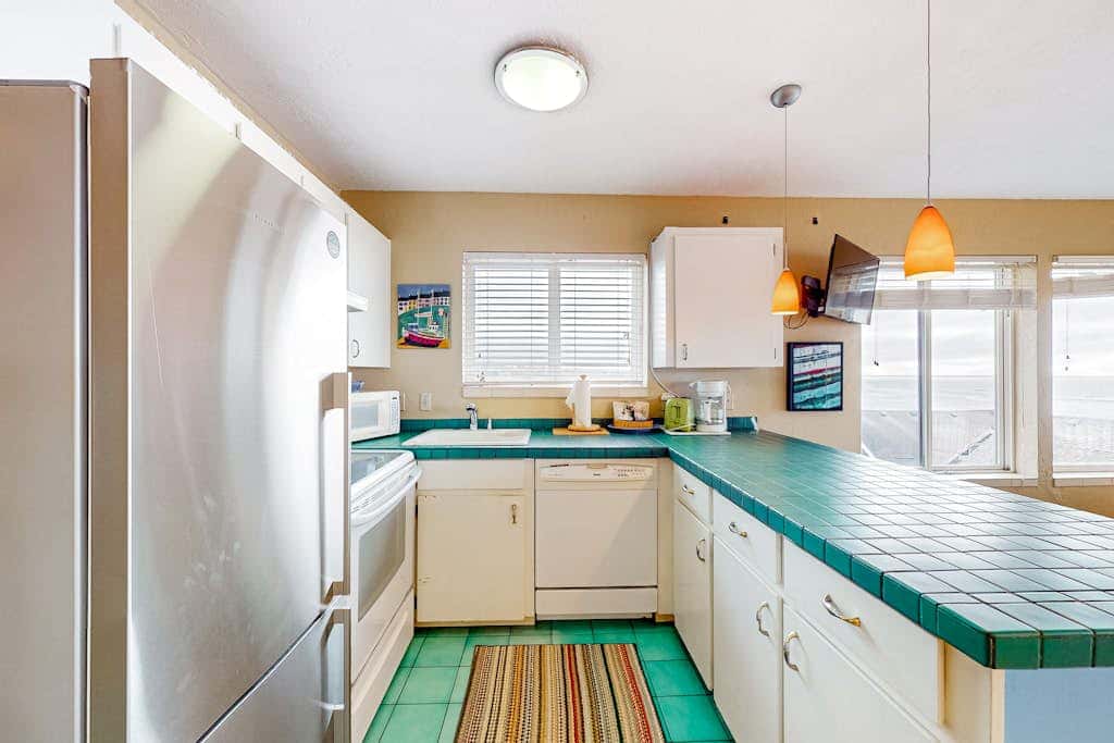 Oceanfront Nye Beach condo with gorgeous corner view & beach access