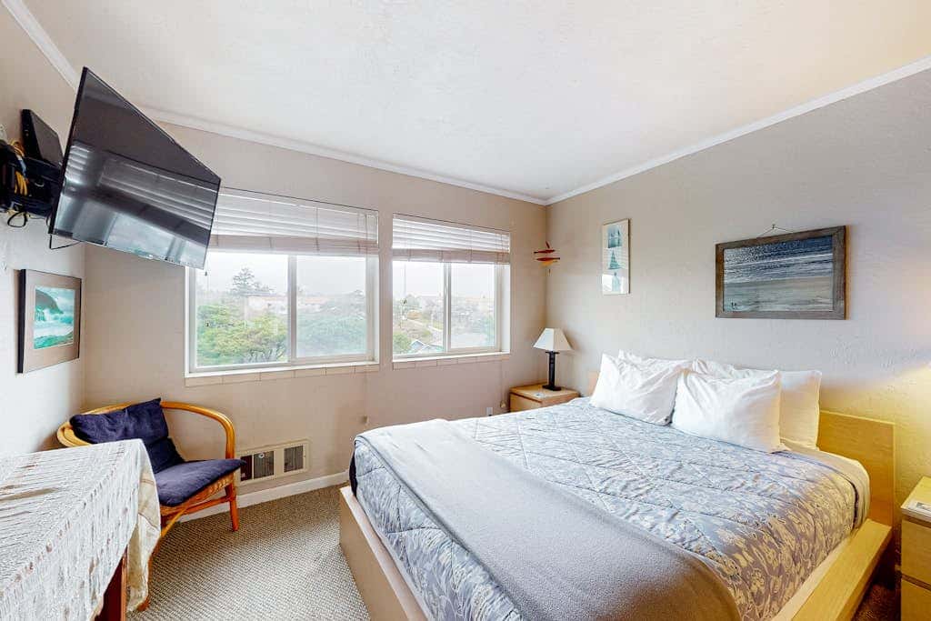 Oceanfront Nye Beach condo with gorgeous corner view & beach access