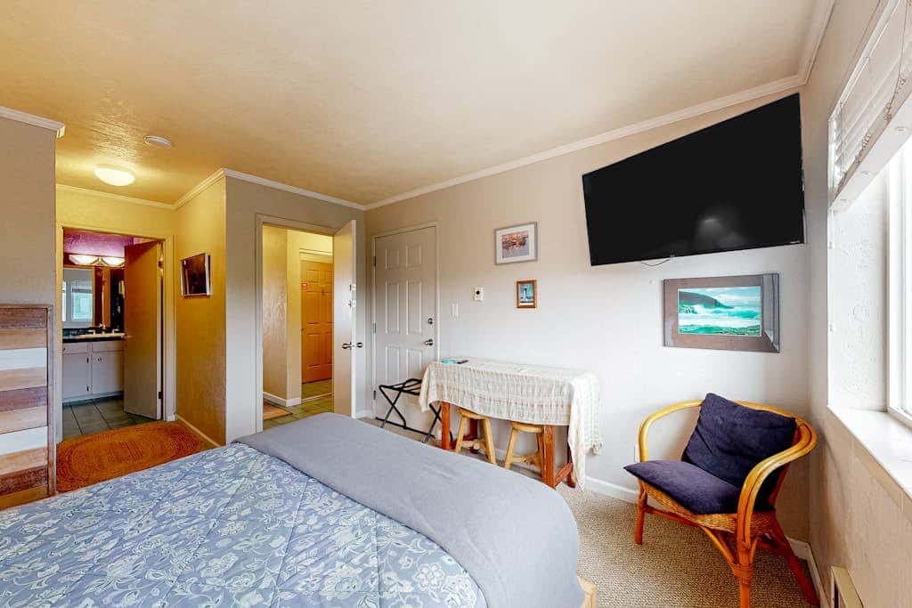 Oceanfront Nye Beach condo with gorgeous corner view & beach access