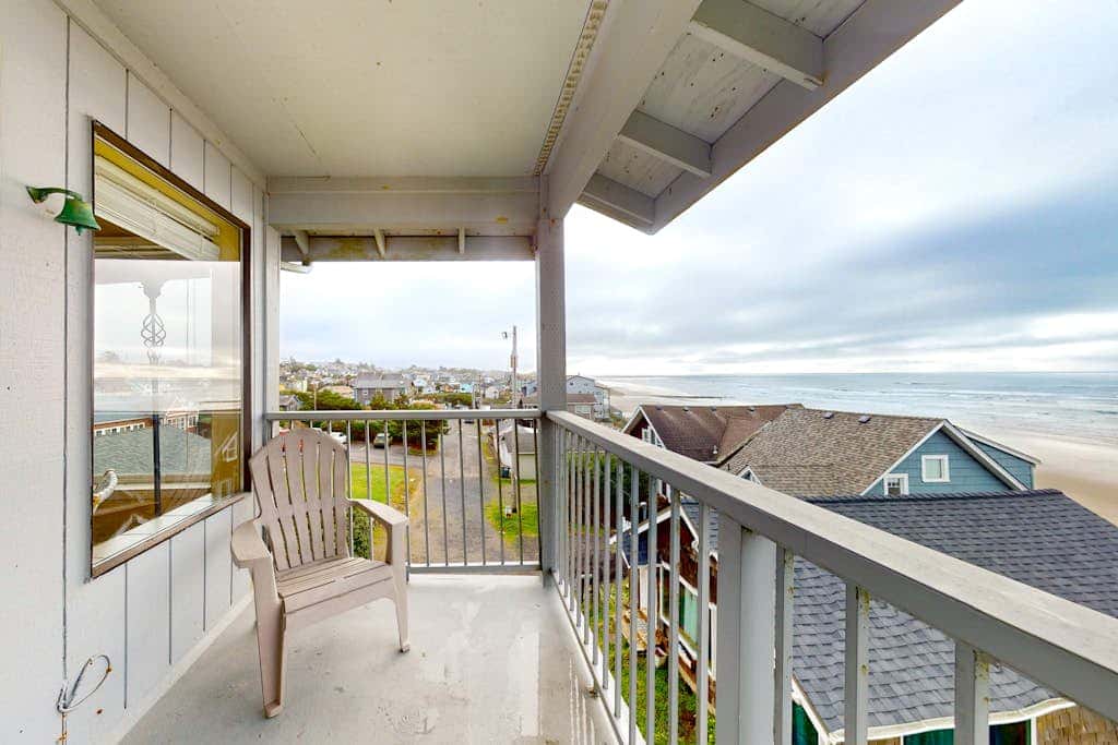 Oceanfront Nye Beach condo with gorgeous corner view & beach access