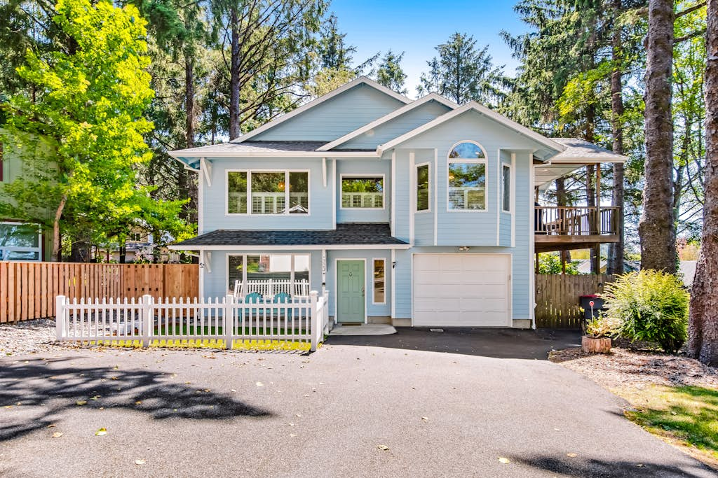 Spacious home with fenced yard, deck, grill, fast WiFi, & game room