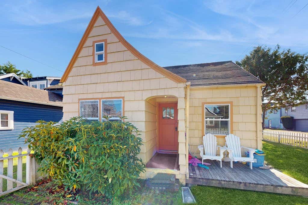Dog-friendly cottage with fireplace & enclosed yard - walk to beach/eateries