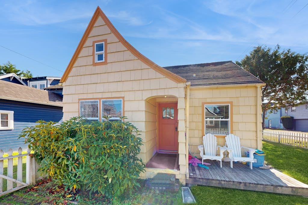 Dog-friendly cottage with fireplace & enclosed yard - walk to beach/eateries