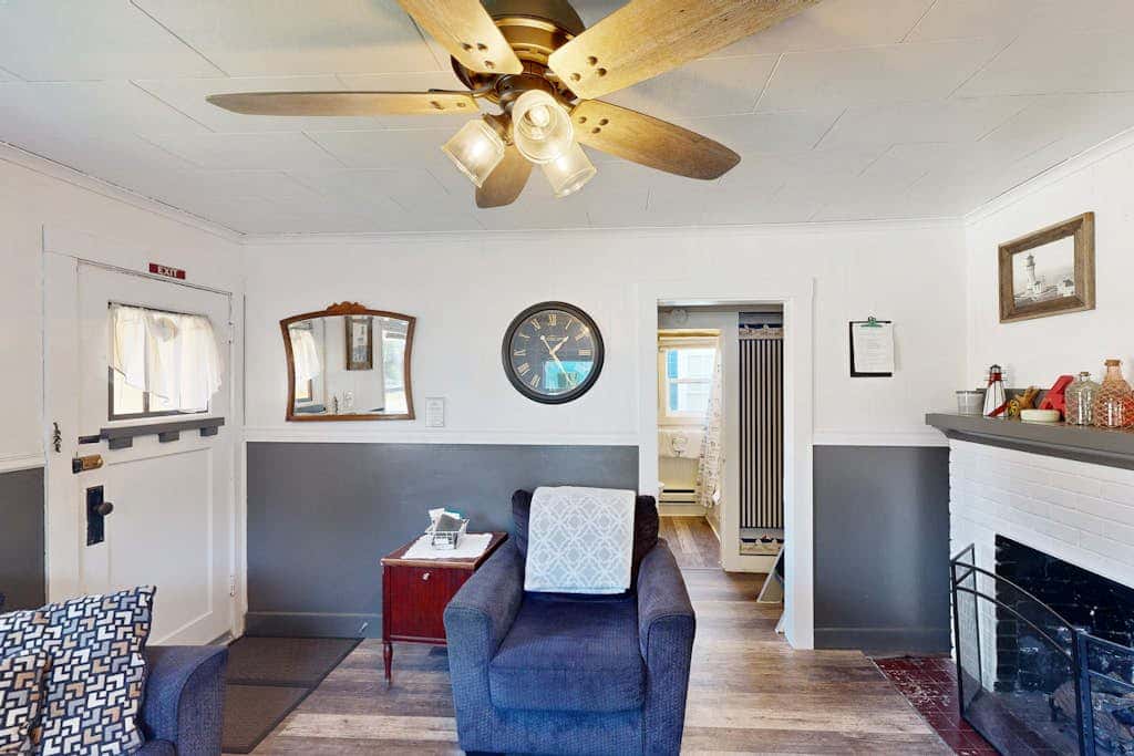 Dog-friendly cottage with fireplace & enclosed yard - walk to beach/eateries