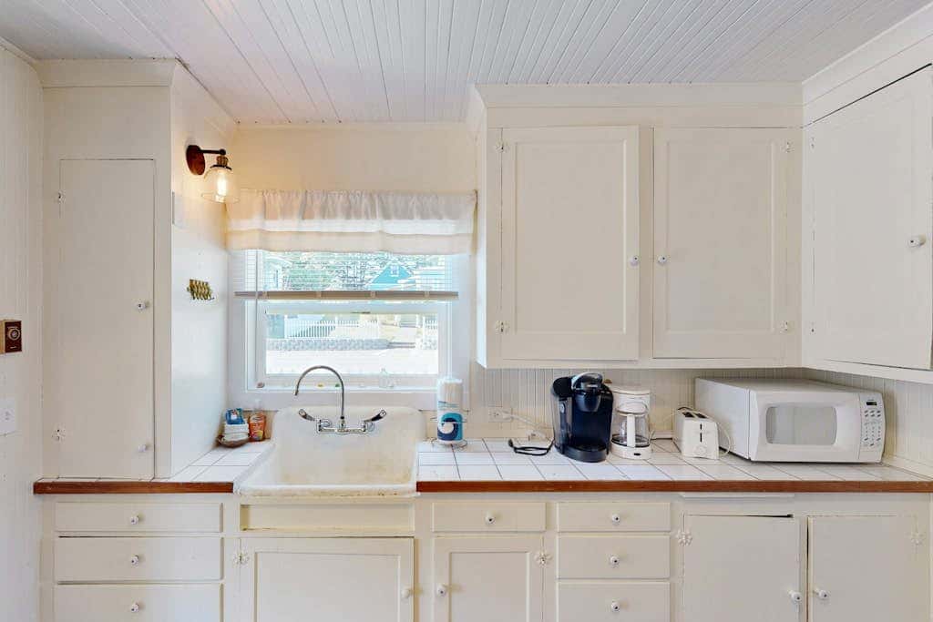 Dog-friendly cottage with fireplace & enclosed yard - walk to beach/eateries