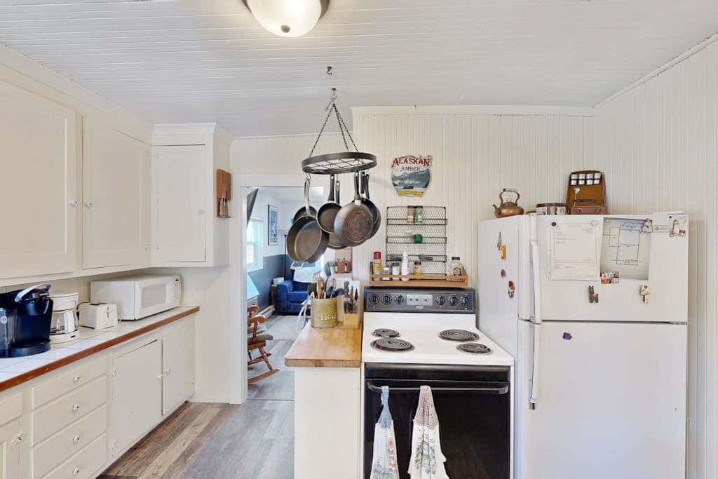 Dog-friendly cottage with fireplace & enclosed yard - walk to beach/eateries
