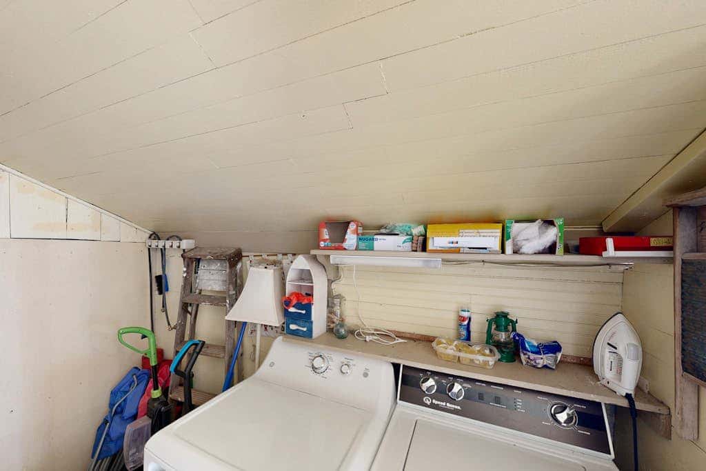 Dog-friendly cottage with fireplace & enclosed yard - walk to beach/eateries