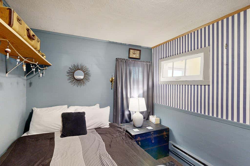Dog-friendly cottage with fireplace & enclosed yard - walk to beach/eateries