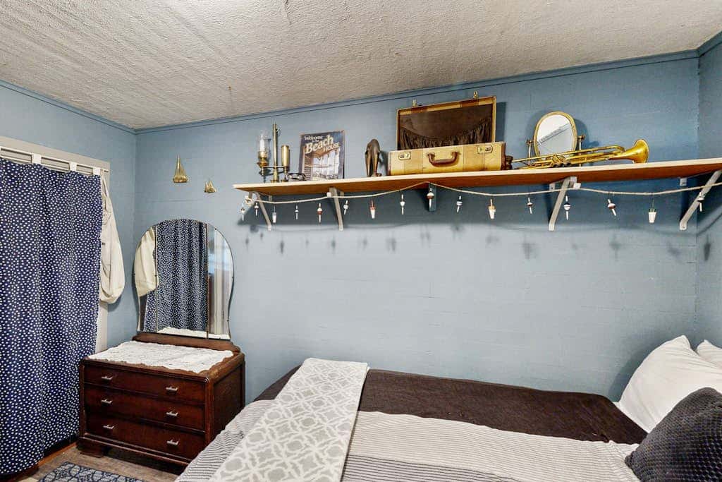 Dog-friendly cottage with fireplace & enclosed yard - walk to beach/eateries