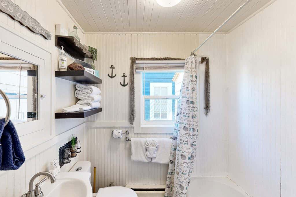 Dog-friendly cottage with fireplace & enclosed yard - walk to beach/eateries