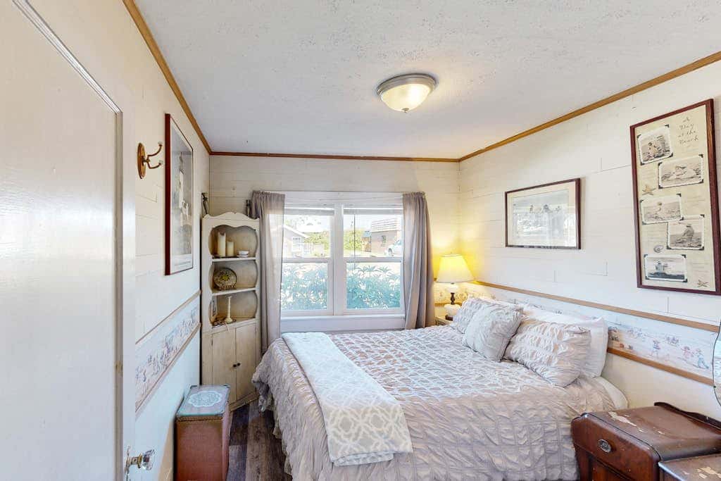 Dog-friendly cottage with fireplace & enclosed yard - walk to beach/eateries