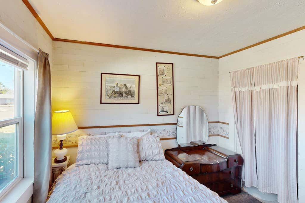 Dog-friendly cottage with fireplace & enclosed yard - walk to beach/eateries