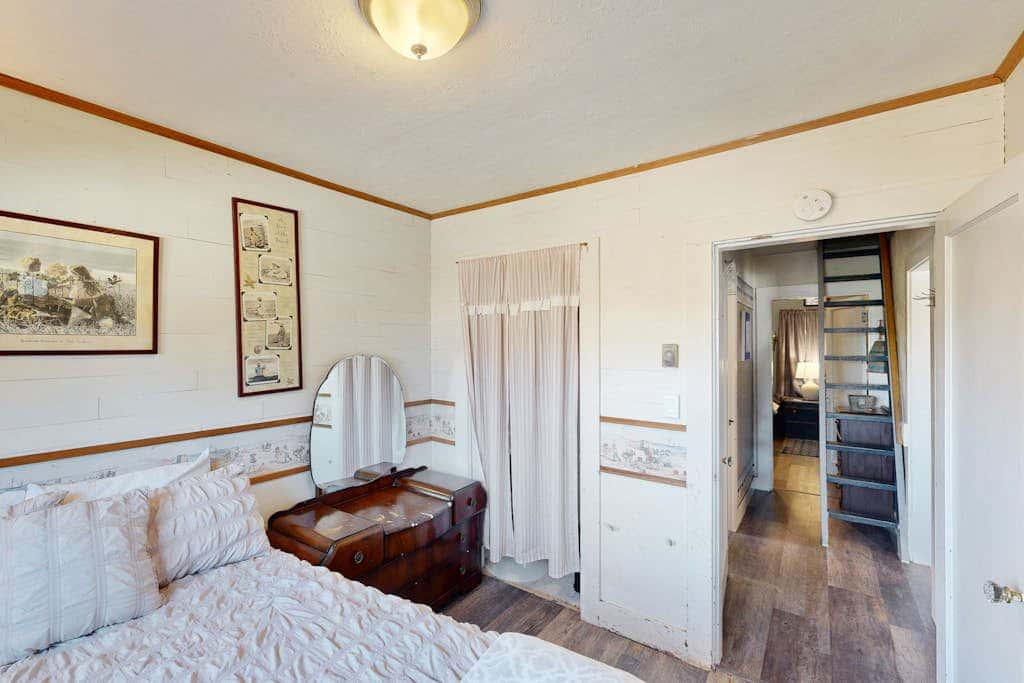 Dog-friendly cottage with fireplace & enclosed yard - walk to beach/eateries