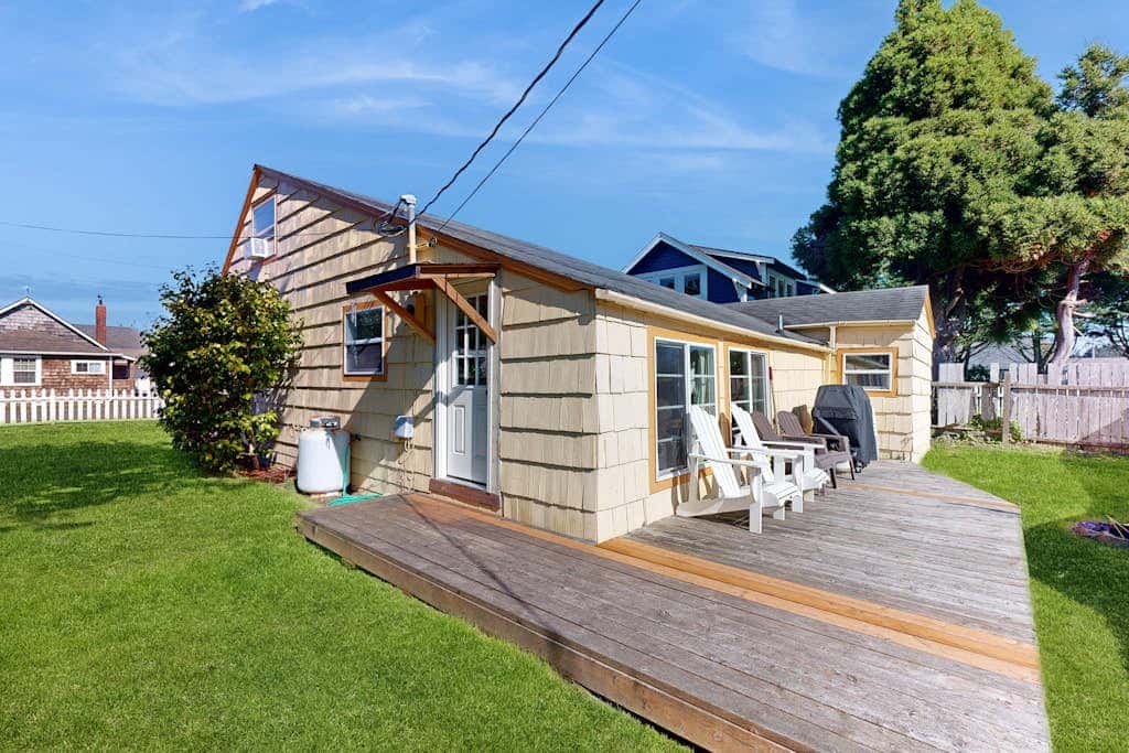 Dog-friendly cottage with fireplace & enclosed yard - walk to beach/eateries